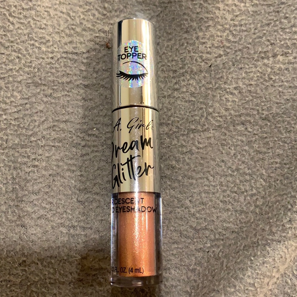 Eyeshadow topper